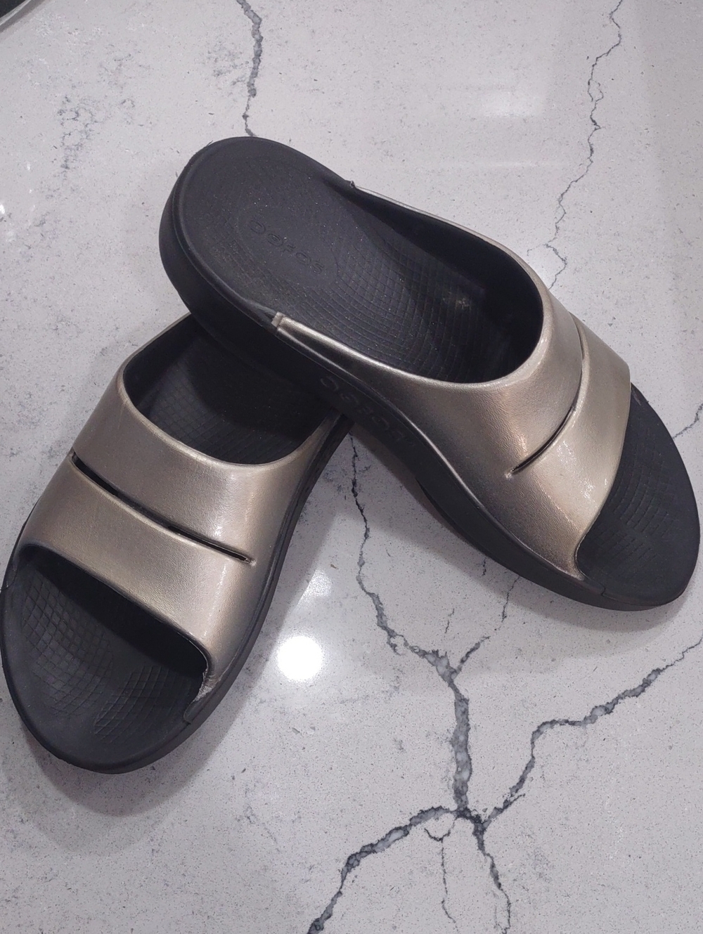 Oofos Unisex Metallic Slide Sandals Black/Gold. Men's Size 7/Women's Size 9 EUC